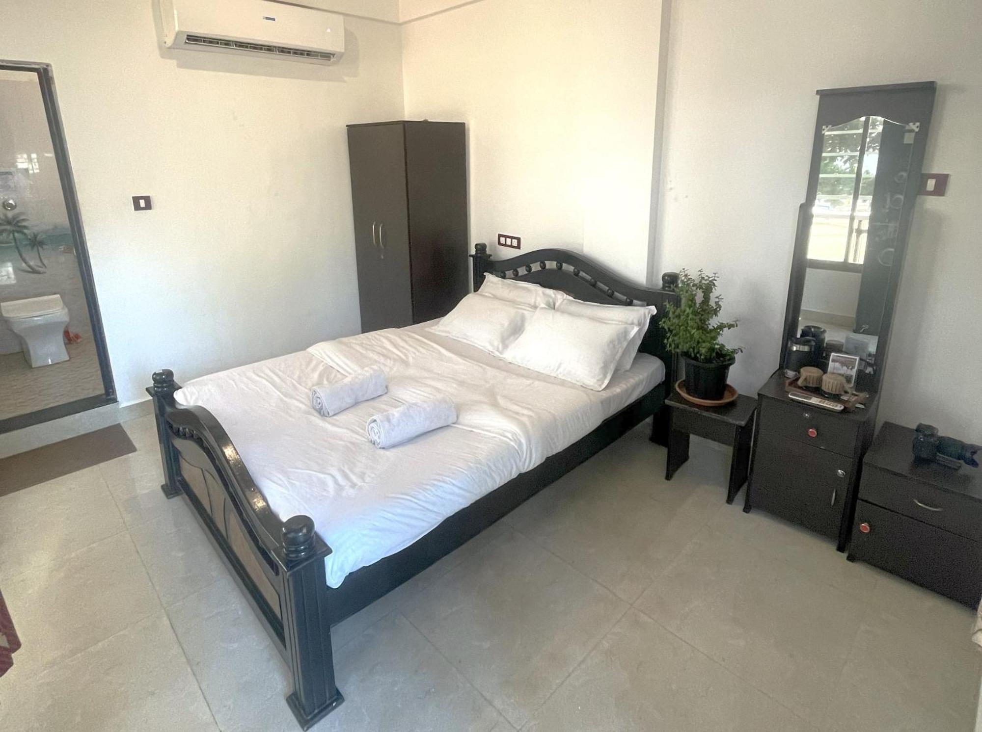 Is It Beachfront - Rooms, Cafe & Events *