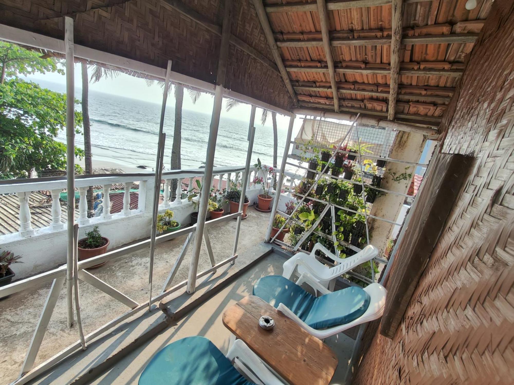 Is It Beachfront - Rooms, Cafe & Events